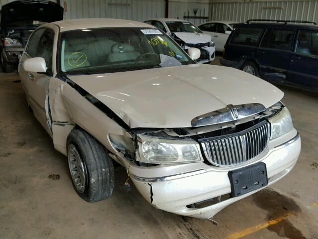 1LNHM83W7XY669038 - 1999 LINCOLN TOWN CAR CREAM photo 1