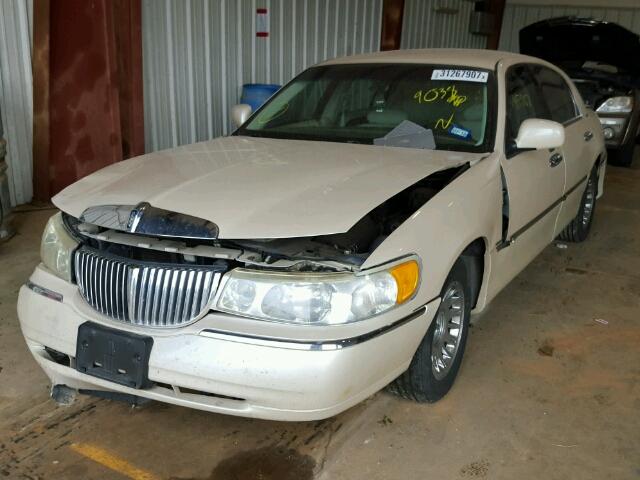 1LNHM83W7XY669038 - 1999 LINCOLN TOWN CAR CREAM photo 2