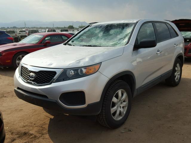 5XYKT3A11BG010638 - 2011 KIA SORENTO BA SILVER photo 2