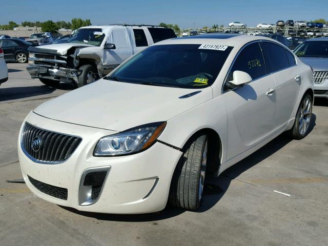 2G4GV5GV5C9100695 - 2012 BUICK REGAL WHITE photo 2