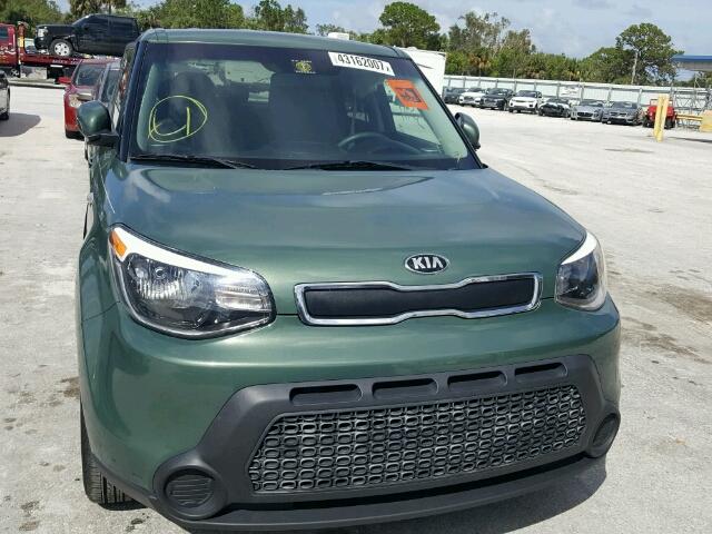 KNDJN2A22E7045621 - 2014 KIA SOUL GREEN photo 9