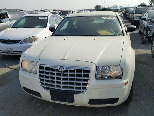 2C3JA43R25H143185 - 2005 CHRYSLER 300 WHITE photo 10