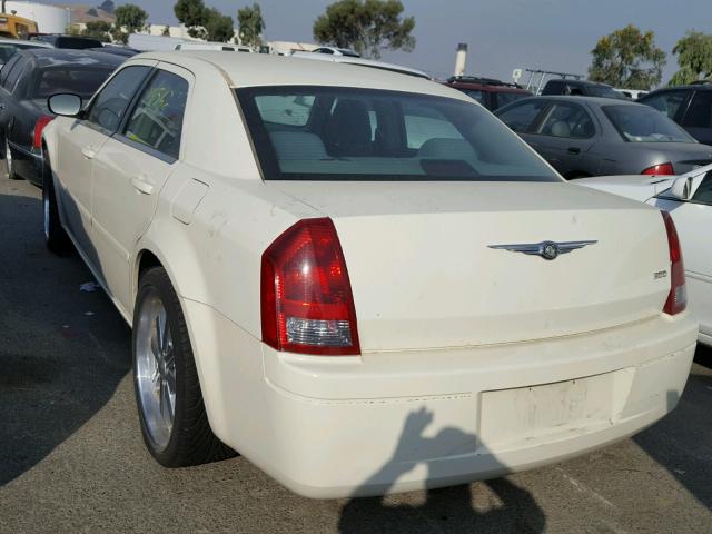 2C3JA43R25H143185 - 2005 CHRYSLER 300 WHITE photo 3