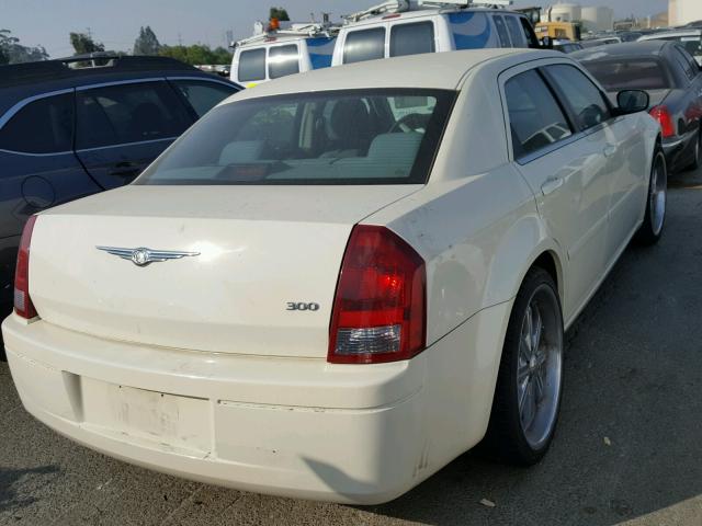 2C3JA43R25H143185 - 2005 CHRYSLER 300 WHITE photo 4