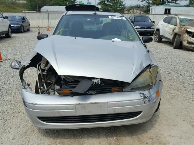 1FAFP34394W149964 - 2004 FORD FOCUS SE C SILVER photo 9