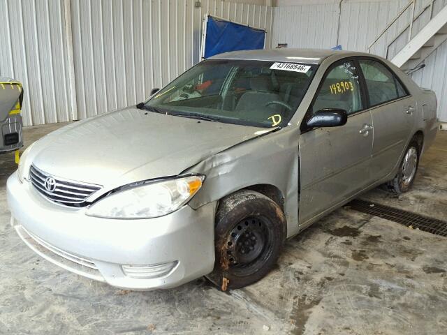 JTDBE32K353029816 - 2005 TOYOTA CAMRY LE SILVER photo 2