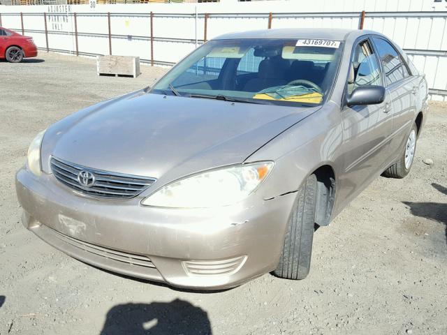 4T1BE32K15U610656 - 2005 TOYOTA CAMRY LE GOLD photo 2
