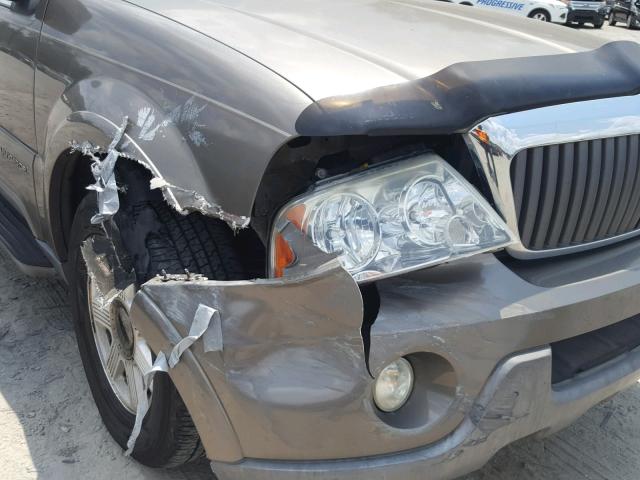 5LMFU27R74LJ31714 - 2004 LINCOLN NAVIGATOR BROWN photo 9