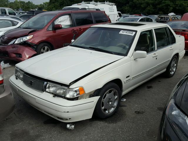 YV1KS9606W1131056 - 1998 VOLVO S90 WHITE photo 2