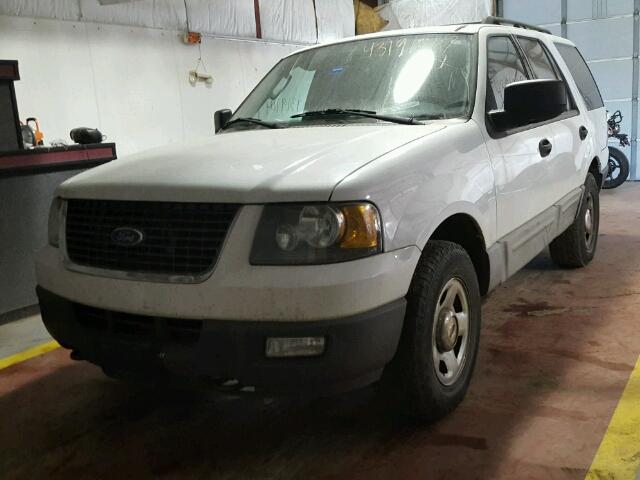 1FMFU16525LA42355 - 2005 FORD EXPEDITION WHITE photo 2