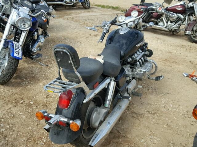 1HFSC3400YA300810 - 2000 HONDA GL1500 C/2 BLACK photo 4