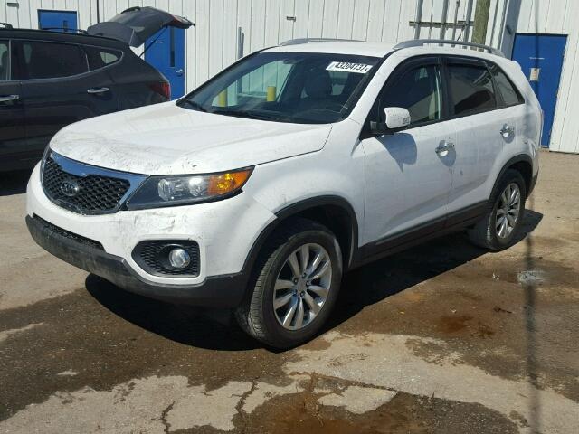 5XYKU4A19BG128973 - 2011 KIA SORENTO EX WHITE photo 2