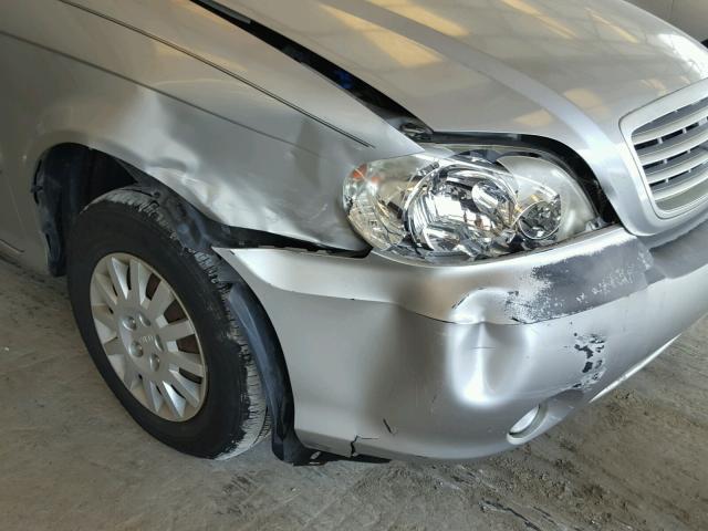 KNDUP131636422024 - 2003 KIA SEDONA EX SILVER photo 9