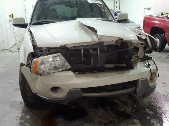 5LMFU27R34LJ42175 - 2004 LINCOLN NAVIGATOR WHITE photo 9