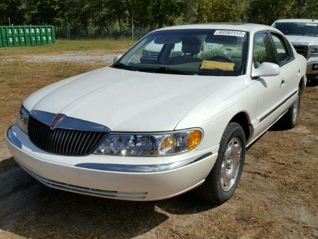 1LNHM97V62Y700490 - 2002 LINCOLN CONTINENTA WHITE photo 2