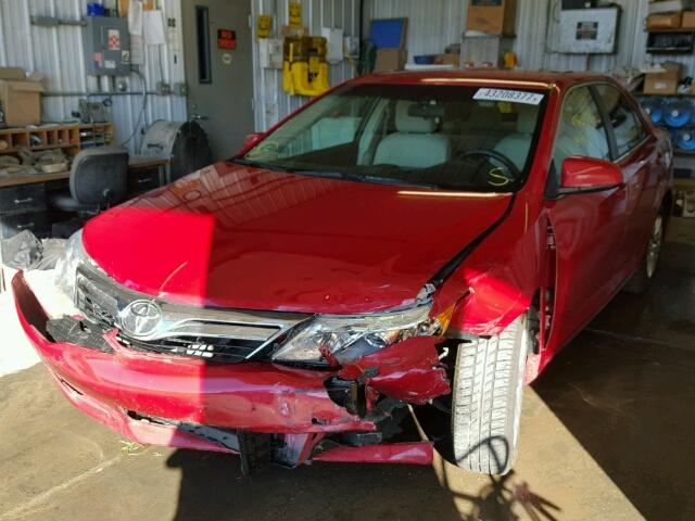 4T1BF1FK1EU810934 - 2014 TOYOTA CAMRY RED photo 2