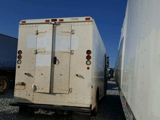 4UZAANCP97CY32397 - 2007 FREIGHTLINER CHASSIS M WHITE photo 4