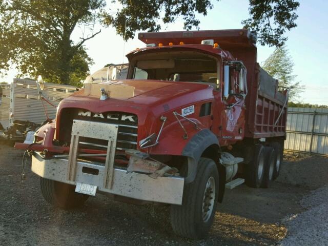 1M2AT04CX7M006225 - 2007 MACK 700 CTP700 RED photo 2