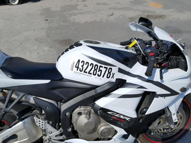 JH2PC37136M302252 - 2006 HONDA CBR600 RR WHITE photo 5