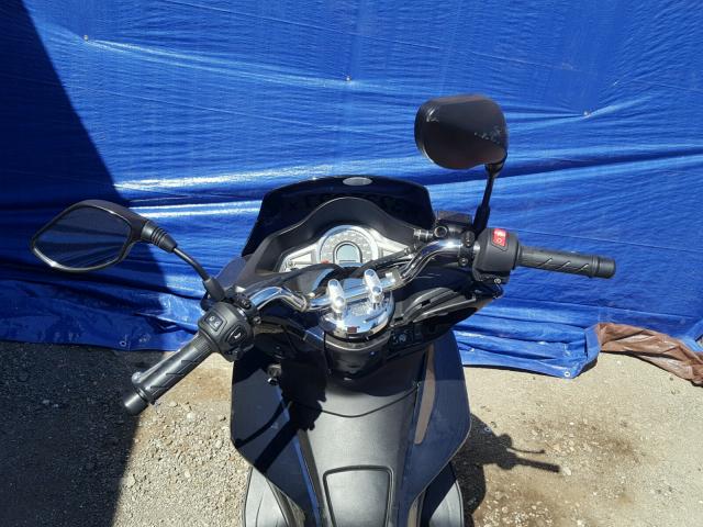 RLHKF1808HY200574 - 2017 HONDA PCX 150 BLUE photo 5