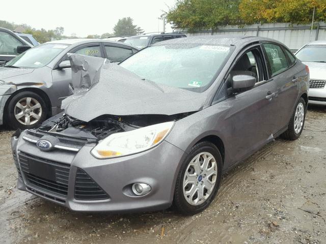 1FAHP3F28CL440422 - 2012 FORD FOCUS SE SILVER photo 2