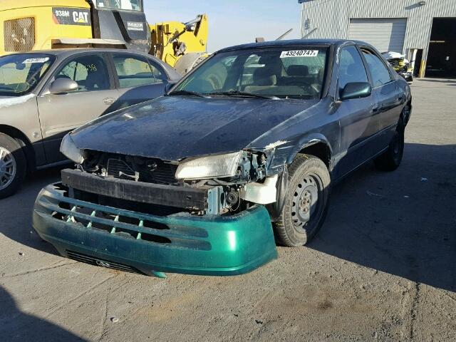 JT2BF28KXW0132984 - 1998 TOYOTA CAMRY LE GREEN photo 2