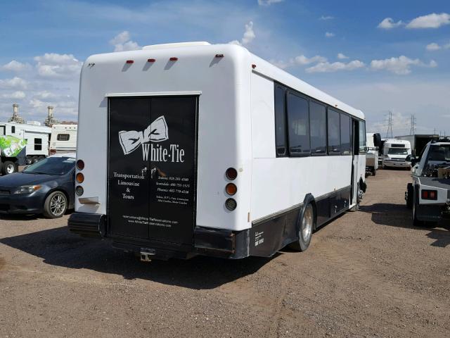 4UZAACBW95CU36688 - 2005 FREIGHTLINER CHASSIS M WHITE photo 4