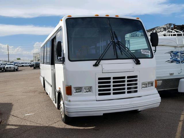 4UZAABBW32CJ89688 - 2002 FREIGHTLINER CHASSIS M WHITE photo 1