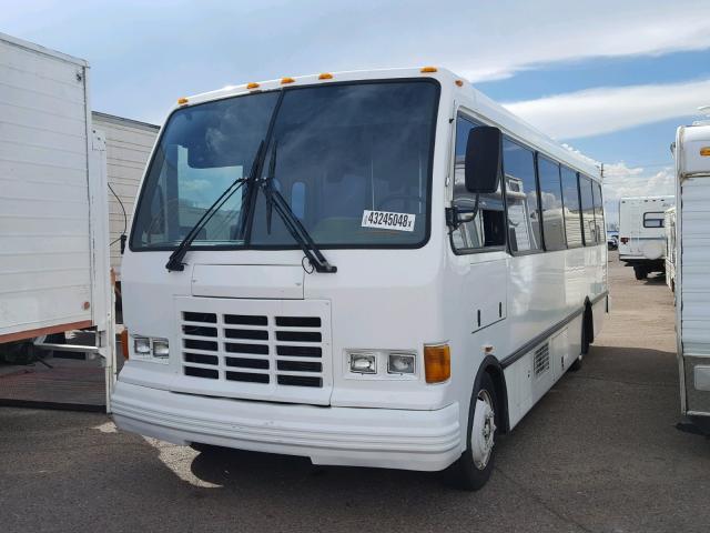 4UZAABBW32CJ89688 - 2002 FREIGHTLINER CHASSIS M WHITE photo 2