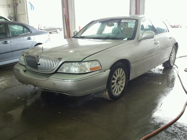 1LNHM81W94Y677172 - 2004 LINCOLN TOWN CAR E SILVER photo 2