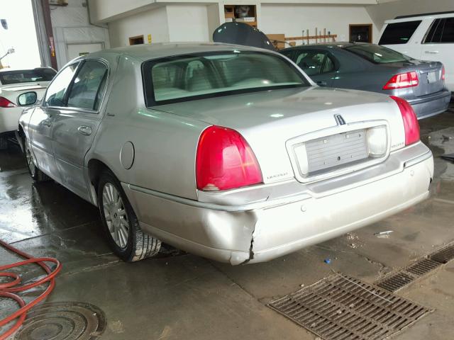 1LNHM81W94Y677172 - 2004 LINCOLN TOWN CAR E SILVER photo 3