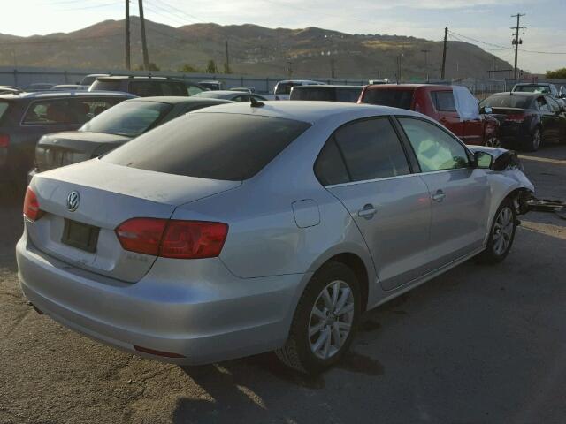 3VWDP7AJ5DM414775 - 2013 VOLKSWAGEN JETTA SE SILVER photo 4