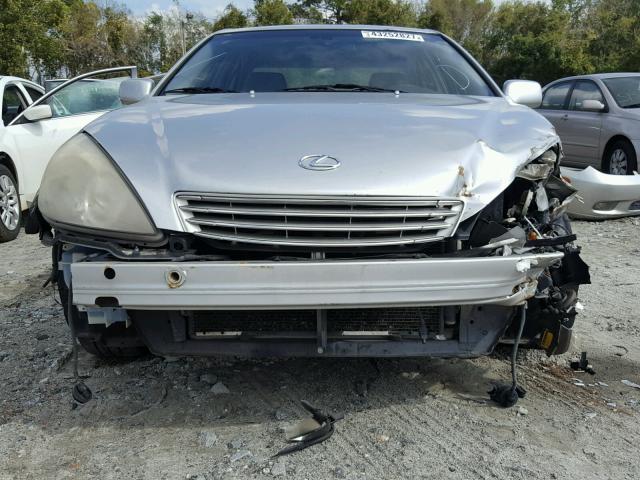 JTHBF30G720042897 - 2002 LEXUS ES SILVER photo 9