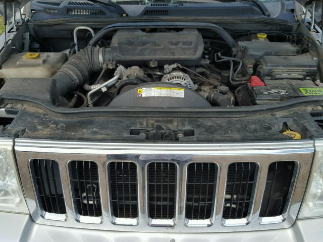 1J8HG58N28C190642 - 2008 JEEP COMMANDER SILVER photo 7