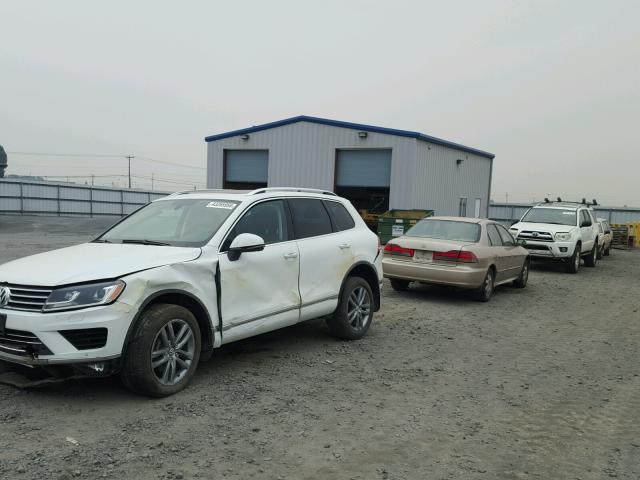 WVGEF9BP5FD007333 - 2015 VOLKSWAGEN TOUAREG V6 WHITE photo 2