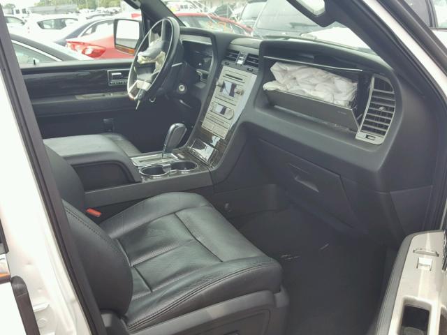 5L1FL27549LJ01493 - 2009 LINCOLN NAVIGATOR Weiß Foto 5