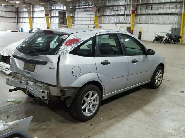 3FAFP37N85R125009 - 2005 FORD FOCUS ZX5 SILVER photo 4