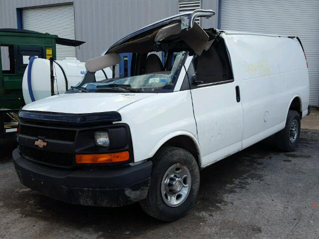 1GCZGFBA8A1125223 - 2010 CHEVROLET EXPRESS G2 WHITE photo 2