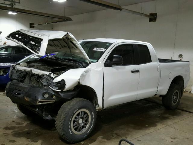 5TFUW5F16AX146263 - 2010 TOYOTA TUNDRA DOU WHITE photo 2