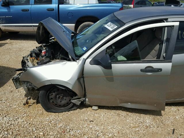 1FAHP34N28W179937 - 2008 FORD FOCUS S/SE SILVER photo 10