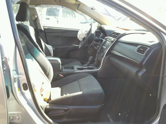 4T4BF1FK5FR485499 - 2015 TOYOTA CAMRY SILVER photo 5