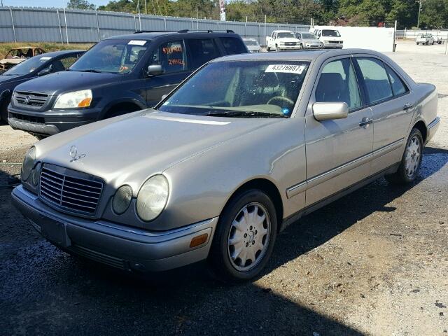 WDBJF65F8WA506650 - 1998 MERCEDES-BENZ E 320 GOLD photo 2