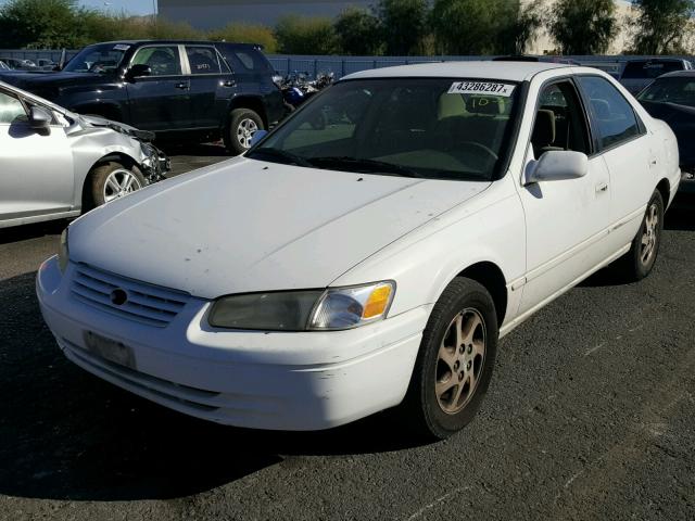 JT2BF28K7X0163126 - 1999 TOYOTA CAMRY LE WHITE photo 2