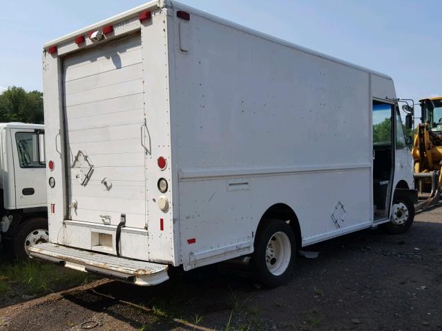 4UZAANBWX1CH52819 - 2001 FREIGHTLINER CHASSIS M WHITE photo 4