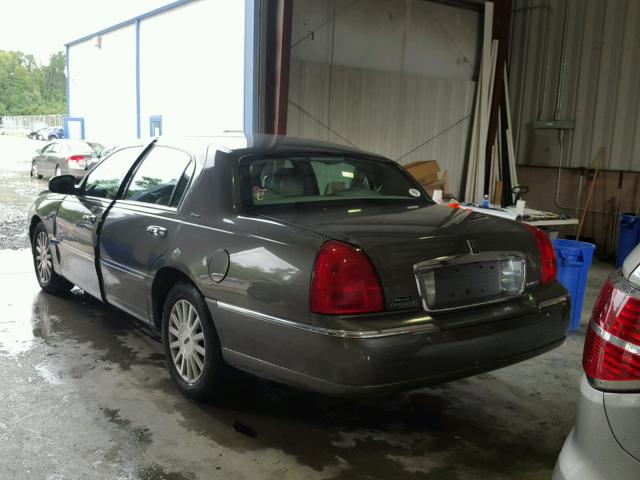 1LNHM83W84Y686748 - 2004 LINCOLN TOWN CAR U GRAY photo 3