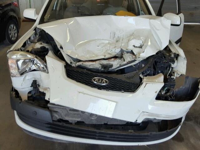 KNADE223096551929 - 2009 KIA RIO BASE WHITE photo 7