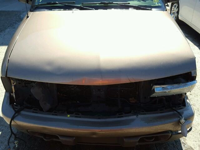 1GNDT13X74K158974 - 2004 CHEVROLET BLAZER BROWN photo 7