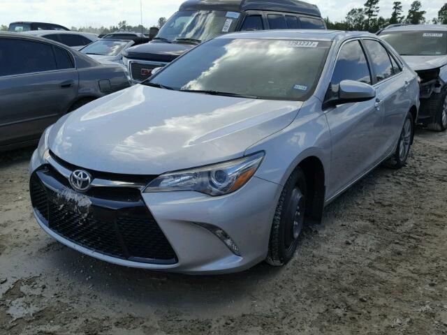 4T1BF1FK4GU209973 - 2016 TOYOTA CAMRY LE ვერცხლისფერი ფოტო 2