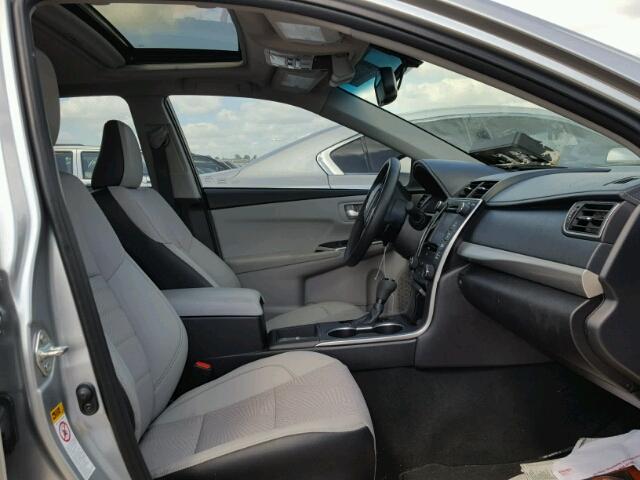 4T1BF1FK4GU209973 - 2016 TOYOTA CAMRY LE ვერცხლისფერი ფოტო 5