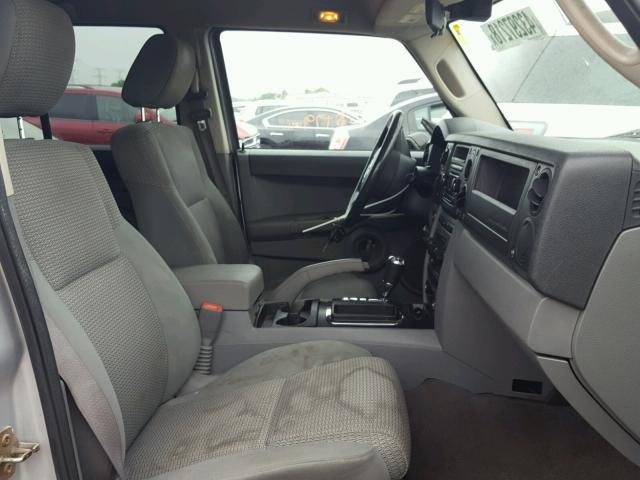 1J8HG48K16C293175 - 2006 JEEP COMMANDER SILVER photo 5